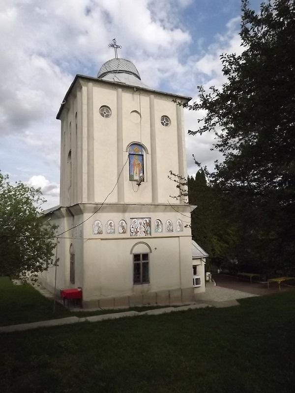 Biserica - vedere exterioară